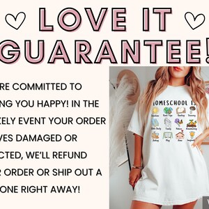 K&ouml;nnte beinhalten: Wei&szlig;es T-Shirt mit dem Text "HOMESCHOOL IS" und verschiedenen bunten Illustrationen. Das Bild enth&auml;lt auch den Text "LOVE IT GUARANTEE!" und eine Garantie auf R&uuml;ckerstattung oder Ersatz.
