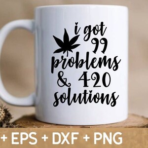Pode incluir: Caneca de cerâmica branca com um gráfico preto de uma folha de maconha e o texto "Tenho 99 problemas e 420 soluções".