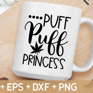 Könnte beinhalten: Weiße Keramiktasse mit einem schwarzen Design, auf dem "...PUFF Puff Princess" mit einer Marihuana-Blattgrafik steht.