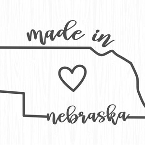 Puede incluir: Esquema en blanco y negro del estado de Nebraska con las palabras "made in" arriba y "Nebraska" abajo. Un coraz&oacute;n est&aacute; en el centro del estado.