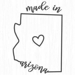 Puede incluir: Un contorno en blanco y negro del estado de Arizona con un coraz&oacute;n en el centro y el texto "made in arizona" sobre el contorno.