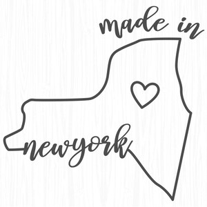 Puede incluir: Ilustraci&oacute;n en blanco y negro de l&iacute;nea de arte del estado de Nueva York con las palabras "made in" sobre el estado y "new york" debajo del estado. Un peque&ntilde;o coraz&oacute;n est&aacute; dentro del contorno del estado.