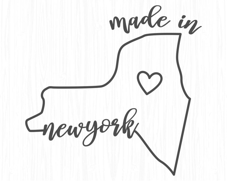 Puede incluir: Ilustraci&oacute;n en blanco y negro de l&iacute;nea de arte del estado de Nueva York con las palabras "made in" sobre el estado y "new york" debajo del estado. Un peque&ntilde;o coraz&oacute;n est&aacute; dentro del contorno del estado.
