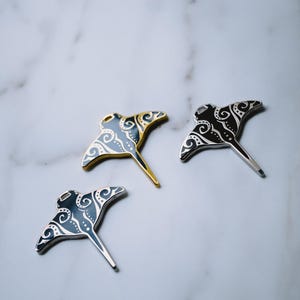 Colgante y collar tribal de manta raya; joyería de esmalte inspirada en el océano para buceadores y apneístas.