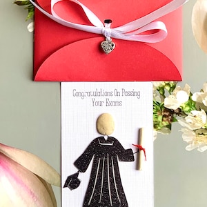 Felicitaciones por aprobar su examen. Guárdame en tu tarjeta de recuerdo de bolsillo/monedero/billetera. Mejor amiga. Tarjeta hermana. Regalo de arte de guijarros.