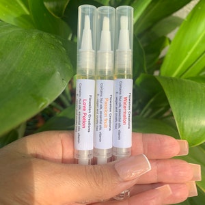 Luxurious Floral moisturizing Cuticle oil pens /  nail growth oil / all natural / organic oils / gardenia oil / rose oil