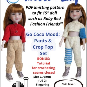 Könnte beinhalten: Ein PDF-Strickmuster von Knitted Lily für eine 38 cm große Puppe, einschließlich eines Crop-Top- und Hosen-Sets. Das Muster ist für Ruby Red Fashion Friends-Puppen. Das Bild zeigt zwei Puppen, die die Strick-Outfits tragen. Der Schwierigkeitsgrad ist mittel.