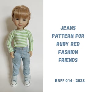 Può includere: Una bambola che indossa una camicia a maniche lunghe a righe verdi e bianche e jeans blu. La bambola è in piedi su uno sfondo bianco. Il testo "JEANS PATTERN FOR RUBY RED FASHION FRIENDS RRFF 014 - 2023" è visibile nell'immagine.