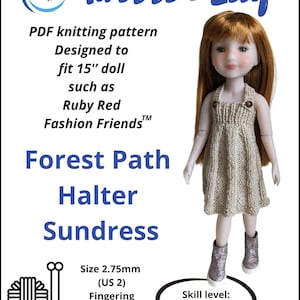 Op de afbeelding: Een pop met een gebreide halterjurk, met de tekst "Forest Path Halter Sundress". Het patroon is ontworpen voor een pop van 38 cm. De afbeelding bevat ook de tekst "Knitted Lily" en het vaardigheidsniveau "Easy".