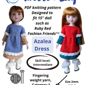 Może przedstawiać: Wzór na dzianie PDF na sukienkę Azalea od Knitted Lily dla lalki o wysokości 38 cm. Wzór jest przeznaczony dla osób o średnim poziomie umiejętności i wykorzystuje włóczkę o grubości fingering. Wzór zawiera instrukcje dotyczące używania drutów do dziania o rozmiarze 2,75 mm (US 2) i 2 mm (US 4).