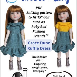 Puede incluir: Un patrón de tejido en PDF para muñeca de 38 cm, titulado Grace Dune Ruffle Dress de Knitted Lily. La imagen muestra dos muñecas de cabello castaño largo con vestidos tejidos en color verde azulado y amarillo-verde azulado, con botas plateadas.