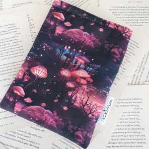 Puede incluir: Una bolsa de tela de color morado oscuro y rosa con un diseño caprichoso de setas brillantes en un entorno de bosque. La bolsa presenta un brillo sutil y un patrón repetitivo de setas y luces brillantes.