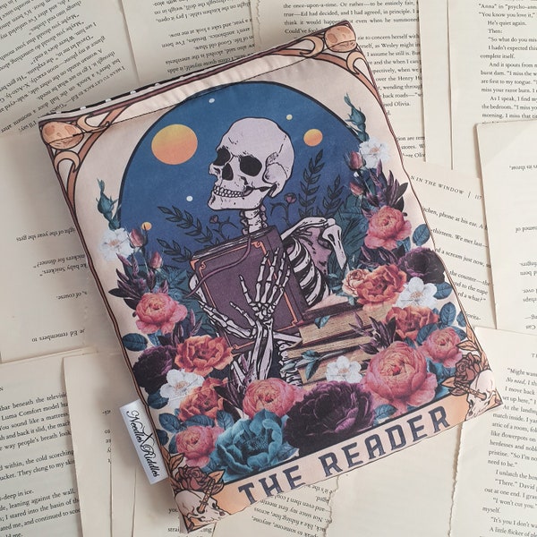 Book sleeve / Book jacket / Kindle sleeve THE READER