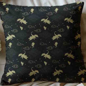 Op de afbeelding: Een zwart kussen met een gouden draak- en wolkenpatroon. Het kussen is gemaakt van een zachte, comfortabele stof en is perfect om elke kamer een vleugje elegantie te geven.
