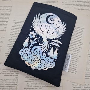 Op de afbeelding: Zwarte pouch met een zilveren phoenix ontwerp, een halve maan, sterren en wolken. De phoenix is omringd door gestileerde bomen en bloemen. Het label luidt "Needles Riddles".