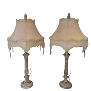 Coppia di lampade da tavolo vintage a colonna dorate con decoro in oro champagne e gocce di cristallo, lampade da comodino, lampade da tavolo e lampade laterali.