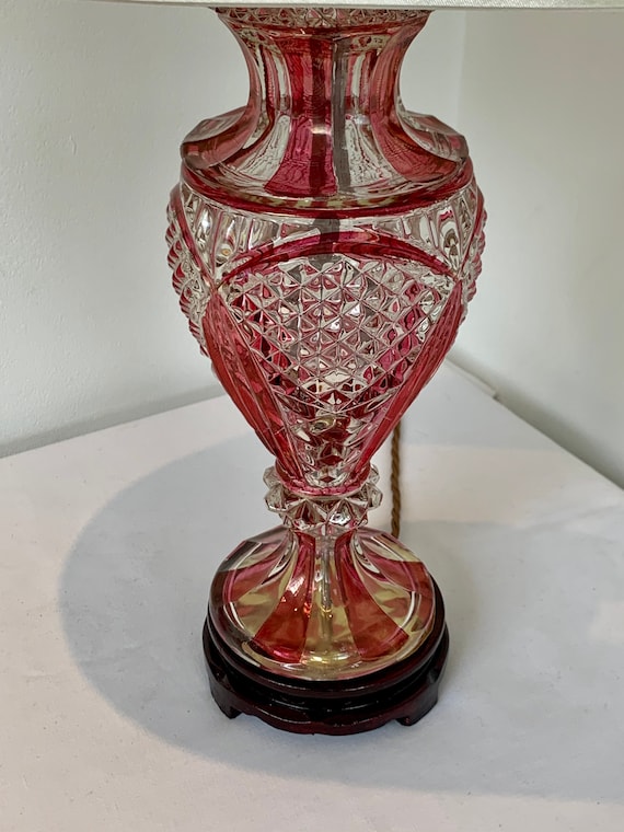 Lampe Vintage Années 50 - Verre Rubis Taillé Bohème, Abat-jour Champignon, 3 Bras, 38 Cm