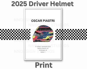 Puede incluir: Impresión enmarcada con un diseño de casco de piloto de 2025. El casco es multicolor con un diseño que incluye la bandera australiana. La impresión incluye el nombre de Oscar Piastri, estadísticas de carrera y la palabra "Print".