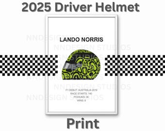 Puede incluir: Una impresión enmarcada con un diseño de casco de carreras. El casco es de color verde lima con un patrón negro. La impresión incluye el texto "2025 Driver Helmet" y "LANDO NORRIS". Detalles adicionales sobre el debut en F1, carreras, podios y victorias.