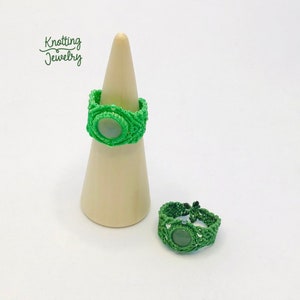 Groene macramé ring met natuursteen