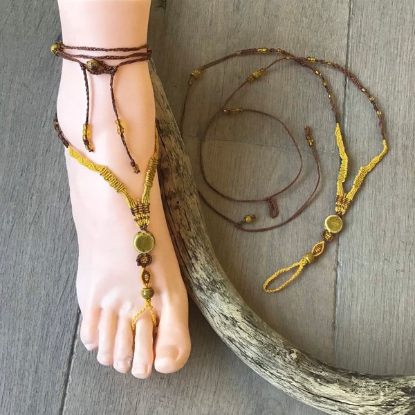 Een paar gele barefoot sandals