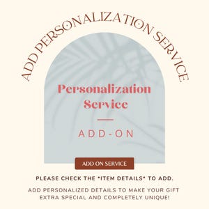 K&ouml;nnte beinhalten: Eine hellblaue und wei&szlig;e Grafik mit dem Text "ADD PERSONALIZATION SERVICE" in einem braunen Bogen oben. Der Text "Personalization Service" ist in Rosa und der Text "ADD-ON" ist in Rosa darunter. Eine Schaltfl&auml;che mit dem Text "ADD ON SERVICE" befindet sich unten auf der Grafik. Der Text "PLEASE CHECK THE *ITEM DETAILS* TO ADD. ADD PERSONALIZED DETAILS TO MAKE YOUR GIFT EXTRA SPECIAL AND COMPLETELY UNIQUE!" befindet sich unten auf der Grafik.