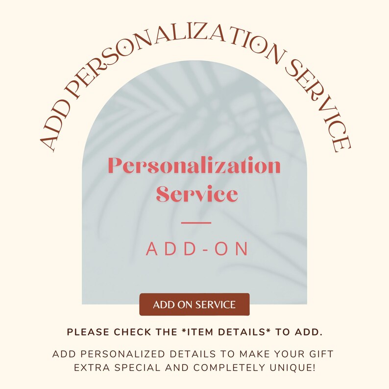 K&ouml;nnte beinhalten: Eine hellblaue und wei&szlig;e Grafik mit dem Text "ADD PERSONALIZATION SERVICE" in einem braunen Bogen oben. Der Text "Personalization Service" ist in Rosa und der Text "ADD-ON" ist in Rosa darunter. Eine Schaltfl&auml;che mit dem Text "ADD ON SERVICE" befindet sich unten auf der Grafik. Der Text "PLEASE CHECK THE *ITEM DETAILS* TO ADD. ADD PERSONALIZED DETAILS TO MAKE YOUR GIFT EXTRA SPECIAL AND COMPLETELY UNIQUE!" befindet sich unten auf der Grafik.