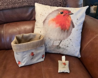 Almofadas Robin, cestos de armazenamento e sachês de lavanda.