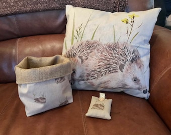 Almofadas de ouriço, cestos de armazenamento e sachês de lavanda.