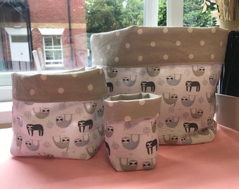 Cestas e almofadas artesanais para guardar preguiças