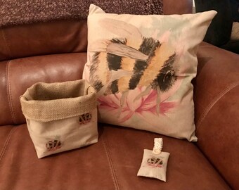 Almofadas de abelha, cestos de armazenamento e sachês de lavanda.