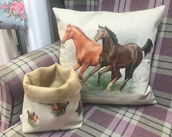 Almofadas de cavalo artesanais, cestas de armazenamento e sachê de lavanda