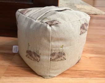 Batente de porta com peso de ouriço feito à mão