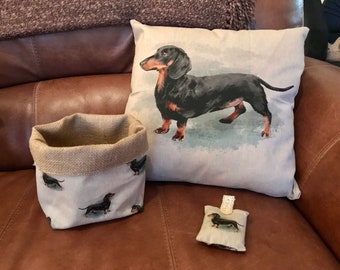 Almofadas para Dachshund, cestos de armazenamento e sachês de lavanda.