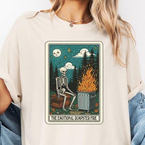 Lustiges Skelett Müllcontainer Feuer Grafik T-Shirt, Halloween Themed emotionales Müllcontainer Feuer Shirt, sarkastisches Skelett mit Feuer Design