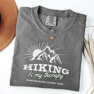ハイキングは私のセラピーTシャツ、もっと歩き回って心配を減らすスウェットシャツ、ハイキング愛好家へのギフト、アウトドアアドベンチャーアパレル、自然愛好家シャツ、ハイカーTシャツ