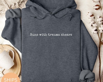 Läuft mit Trauma Scheren Hoodie, Lustiges Sanitäter Geschenk