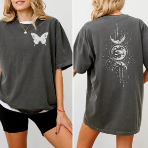 Maglietta grafica con farfalla lunare mistica: maglietta boho celeste