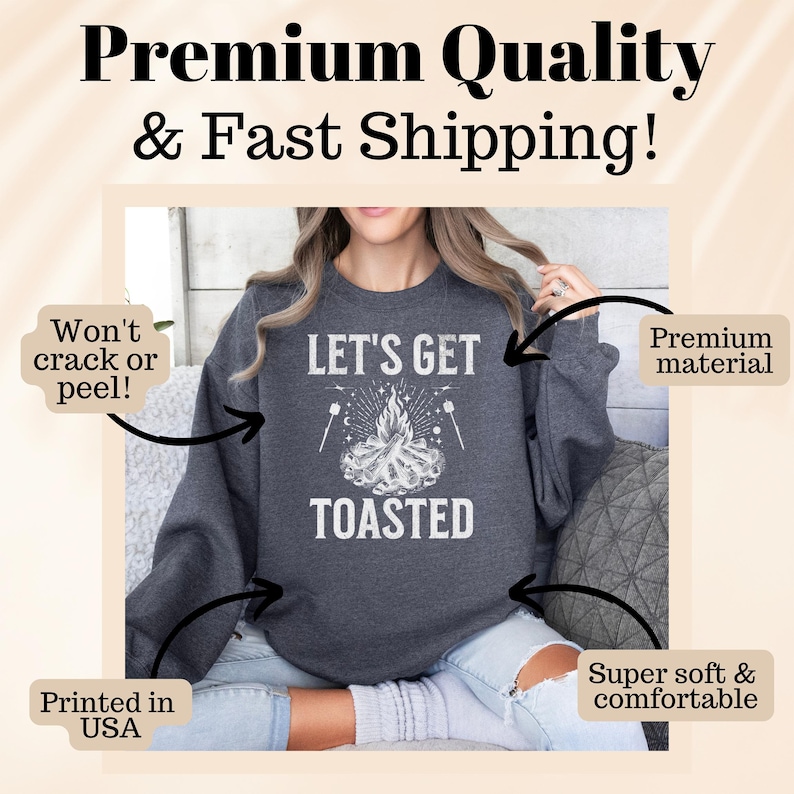 Op de afbeelding: Donkergrijze sweatshirt met de tekst "LET'S GET TOASTED" en een kampvuurafbeelding. De sweatshirt is bedrukt in de VS en gemaakt van premium materiaal. Het ontwerp zal niet barsten of afbladderen en is superzacht en comfortabel.