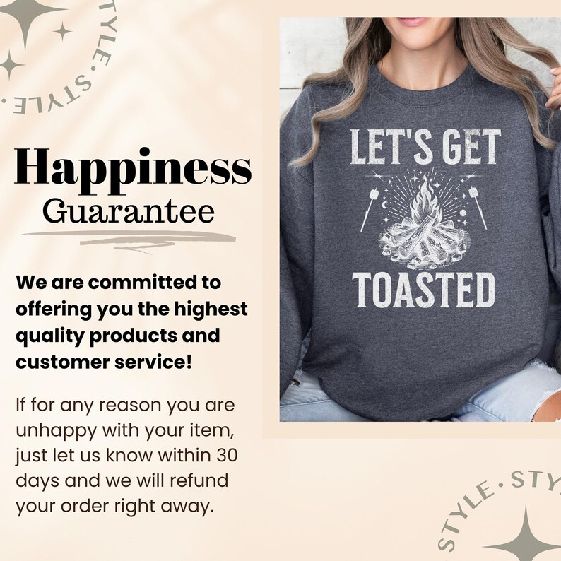 Op de afbeelding: Donkergrijze sweatshirt met de tekst "LET'S GET TOASTED" boven een afbeelding van een kampvuur. De afbeelding bevat ook de tekst "Happiness Guarantee" en een klantenserviceverklaring.