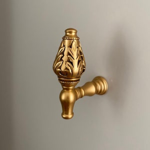 Gardinfästen i guldfärgad kamomill: Eleganta blommiga gardinfästen (2-pack)