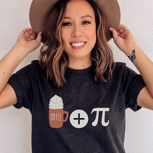 camiseta do dia do pi, camisa do dia da torta, tudo que eu preciso é café e torta, camisa de amante de matemática, camisa de professor de matemática, camisa engraçada do dia do pi, presente do dia do pi