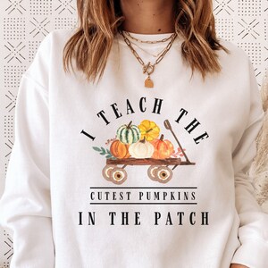 Ich lehre die süßesten Kürbisse im Aufnäher | Herbst Lehrer Sweatshirt | Kürbis Aufnäher Lehrer Shirt | Lehrer Kürbis Sweatshirt
