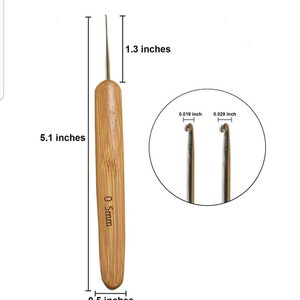 Peut inclure: Un crochet en bois de 5,1 pouces de long avec une taille de crochet de 0,5 mm. Le crochet est fait de bambou naturel et a une finition lisse et polie. Le crochet est présenté à côté d'un gros plan de la pointe du crochet, qui mesure 0,019 pouce de large.