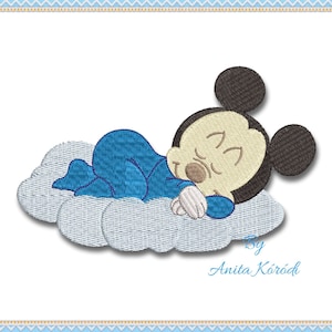 Könnte beinhalten: Stickerei mit einem schlafenden Baby-Mickey Mouse auf einer Wolke. Das Design ist in Blau, Braun und Weiß gehalten. Der Text "By Anita Köröd" befindet sich am unteren Rand des Designs.
