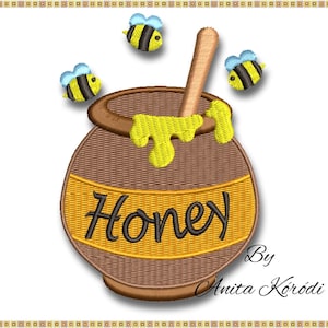 Peut inclure: Un pot de miel brun avec un couvercle jaune et du miel qui coule. Le pot porte l'inscription "Honey" en noir. Trois abeilles jaunes et noires volent autour du pot. Le texte "By Anita Körödi" est écrit sous le pot.