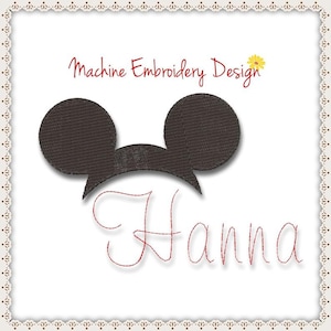 Könnte beinhalten: Maschinenstickdesign mit einem dunkelbraunen Mauseohren-Stirnband und dem Namen "Hanna" in roter Schrift. Das Design enthält den Text "Machine Embroidery Design" in Rot, mit einer gelben Blumenakzent.