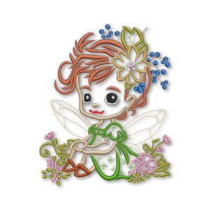 Könnte beinhalten: Stickerei einer Fee mit braunen Haaren, die ein grünes Kleid trägt und in einem Blumenfeld sitzt. Die Fee hat Flügel und eine Blumenkrone.