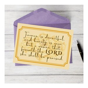 Biglietto d'auguri per la mamma, donna cristiana, giallo, occasione speciale, oro, lei sarà lodata, versetto biblico, fiori, Proverbi 31, signora