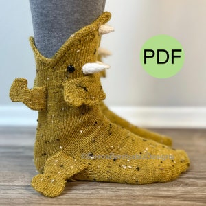 PDF / PATRÓN DE TEJIDO / Tricerasocks / Patrón de tejido de calcetines de dinosaurio Triceratops / Tallas para adultos / Tallas para niños / Dobladillo hacia abajo / Solo en inglés